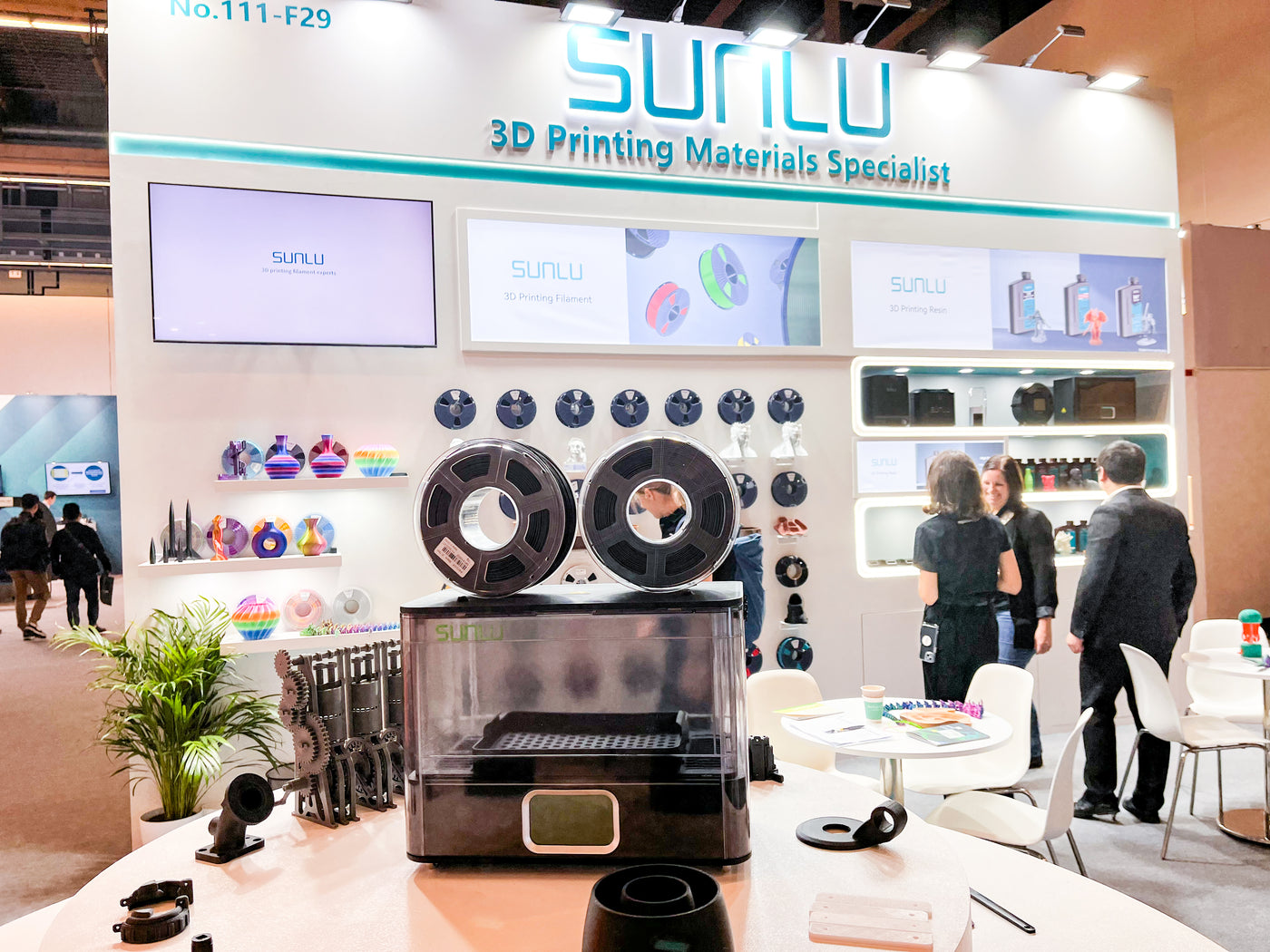 Faits saillants de l'événement SUNLU Formnext 2024 : Des filaments fonctionnels au FilaDryer E2